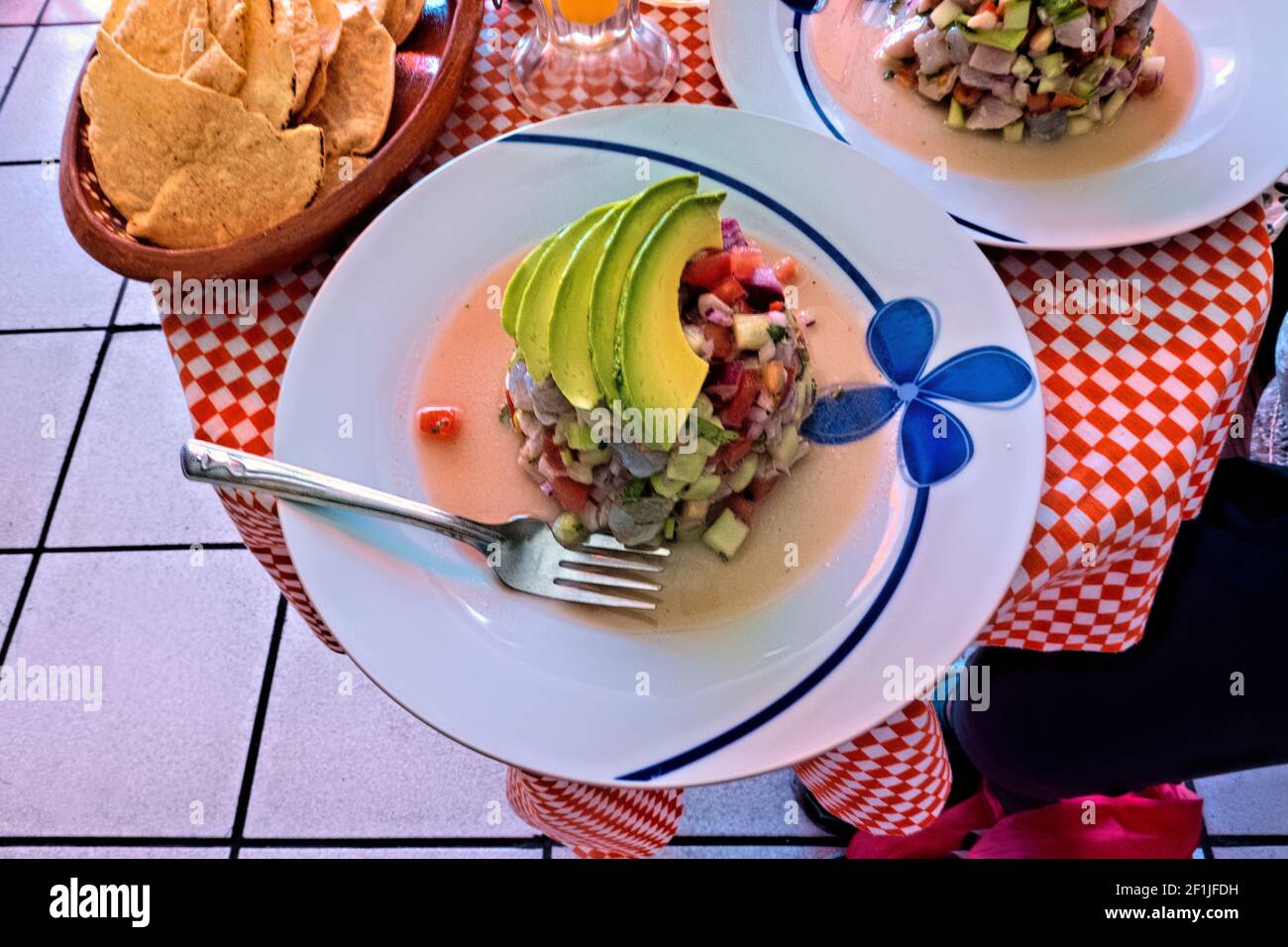 Gamberi freschi e ceviche di pesce in un ristorante a Puerto Vallarta, Nayarit, Messico Foto Stock