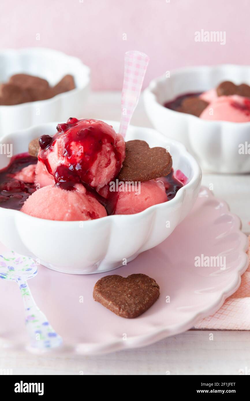 Gelato al lampone con salsa di frutta Foto Stock