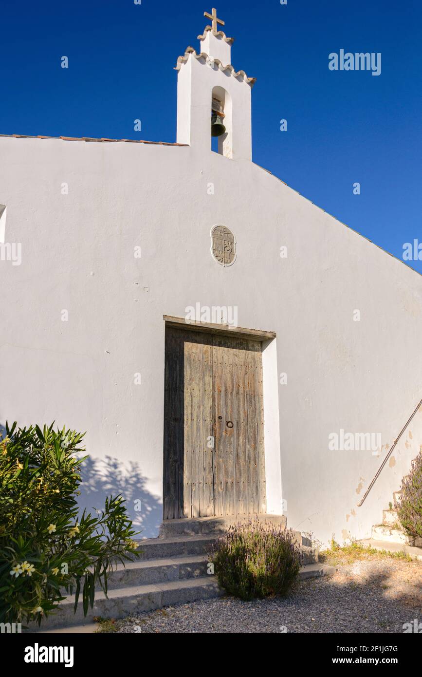 Ibiza, Spagna - 27 Ottobre 2020. Particolare della cappella di 'San Revista', vicino alla spiaggia di 'es Cavallet' è stato costruito nel 18 ° secolo. Utilizzato per il rel Foto Stock