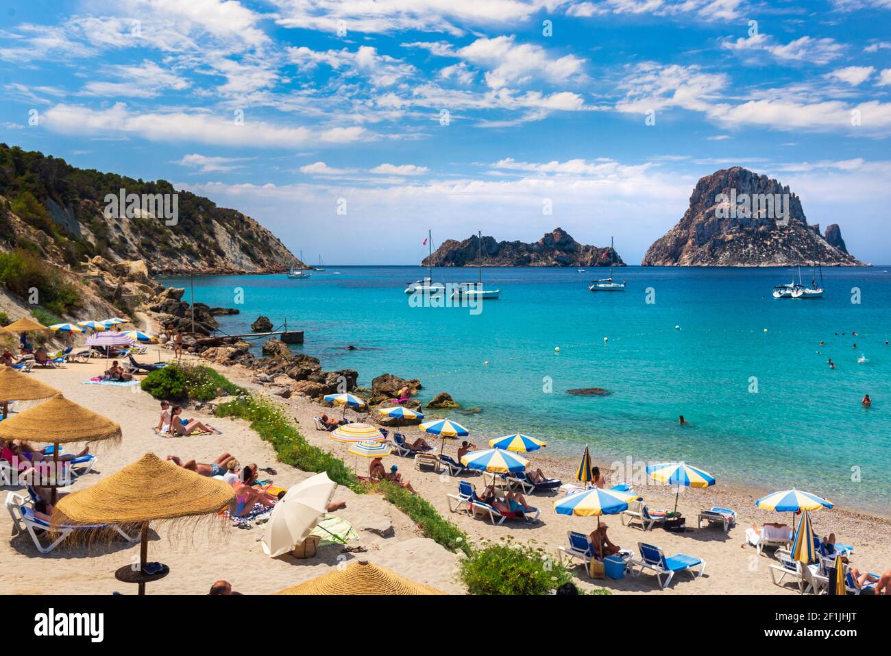 Ibiza, Spagna - 16 giugno 2014: Spiaggia Cala d'Hort e l'iconico isolotto es Vedra. Spiaggia molto trafficata per essere di fronte ad una delle icone dell'isola di Foto Stock