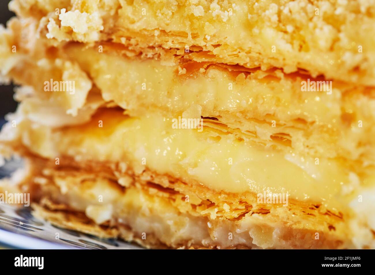 Torta Napoleone su piatto blu. Primo piano Foto Stock