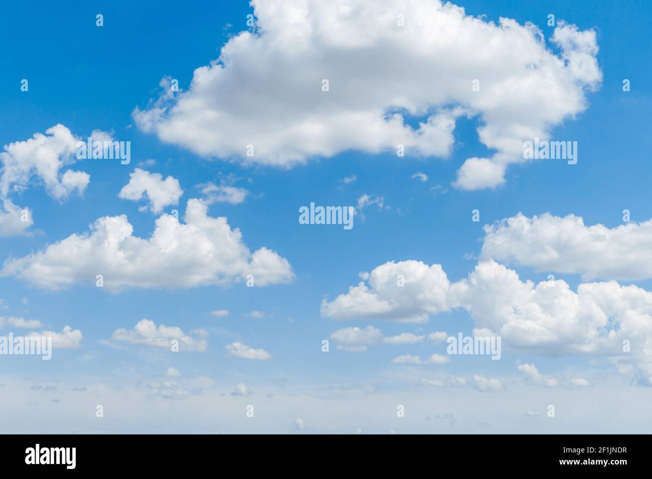 Cielo blu chiaro con nuvole bianche soffici. Sfondo naturale. Foto Stock