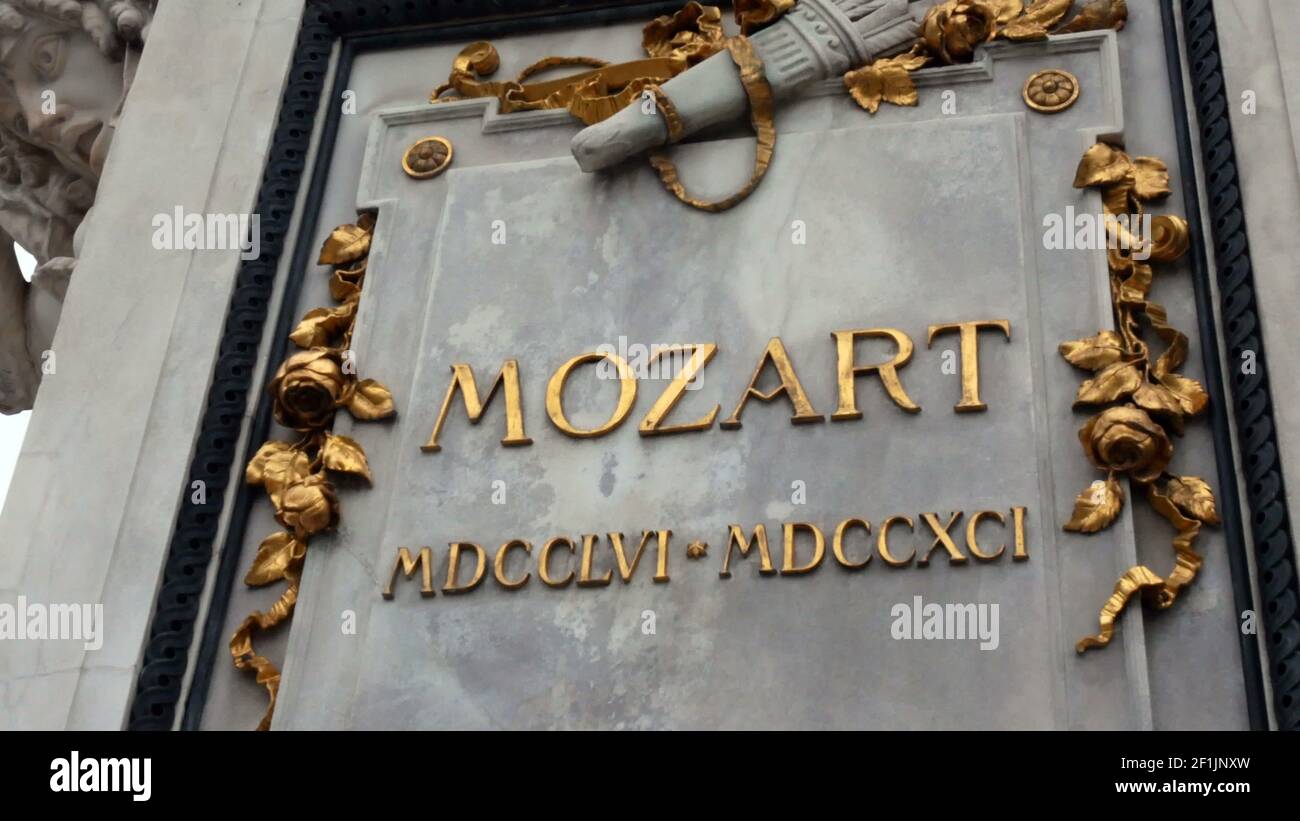 Statua di Mozart a Vienna, Austria. Wolfgang Amadeus Mozart è sicuramente uno dei nomi più conosciuti legati a Vienna e Au Foto Stock