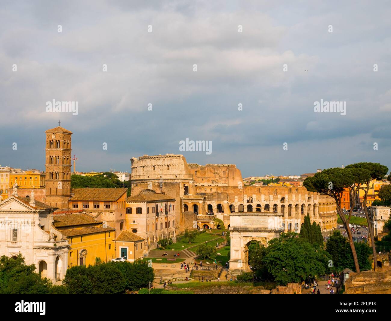 Vista sul Colosseo dal Colle Palatino, antica Roma Italia Foto Stock