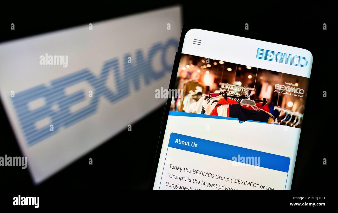 Telefono cellulare con sito web di Bangladesh Export Import Company Limited (BEXIMCO) sullo schermo davanti al logo. Mettere a fuoco il centro del display del telefono. Foto Stock