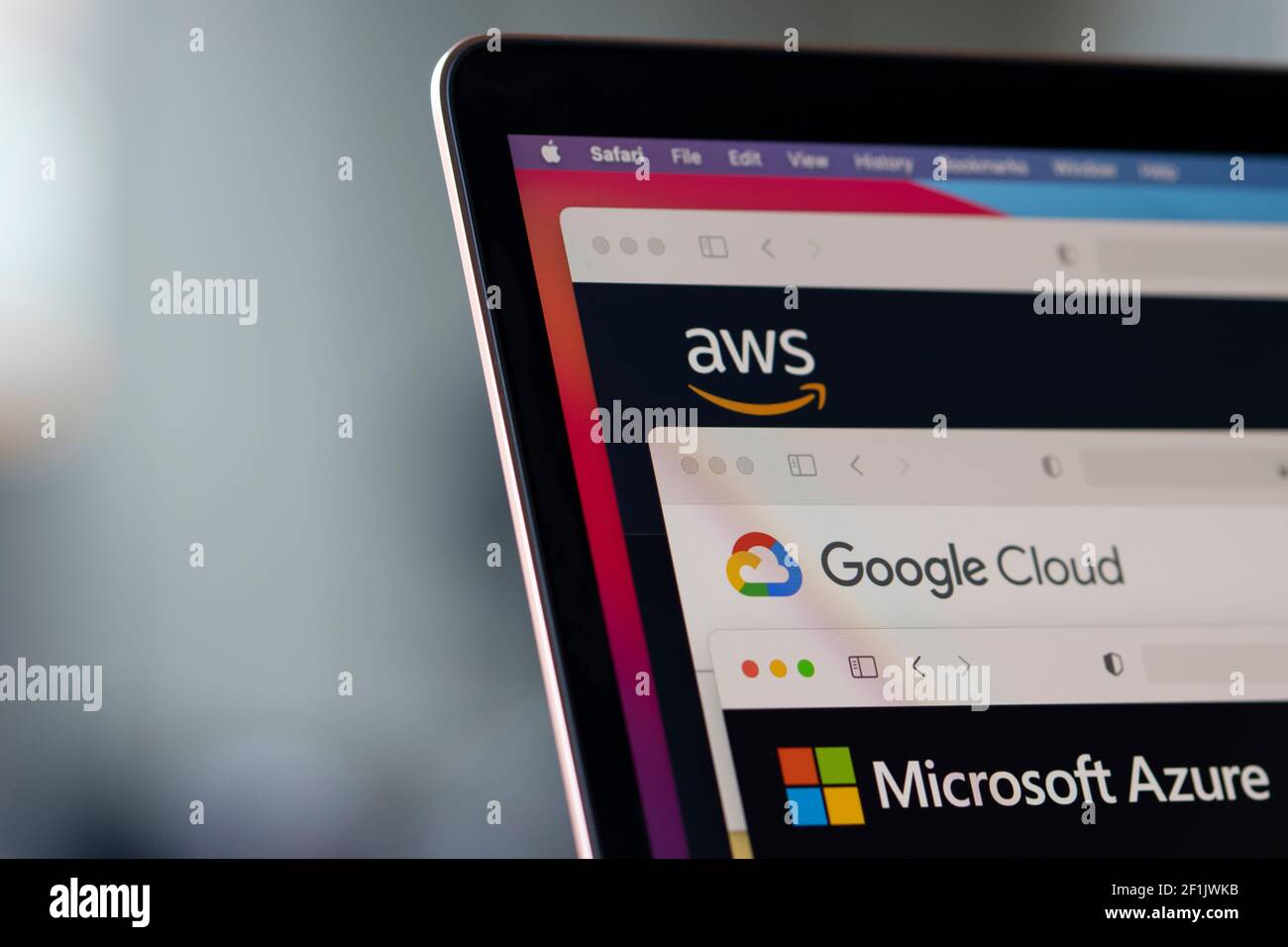 I logo AWS, Google Cloud e Microsoft Azure sono visualizzati rispettivamente sui siti Web dei tre principali provider di servizi cloud su un computer portatile. Foto Stock