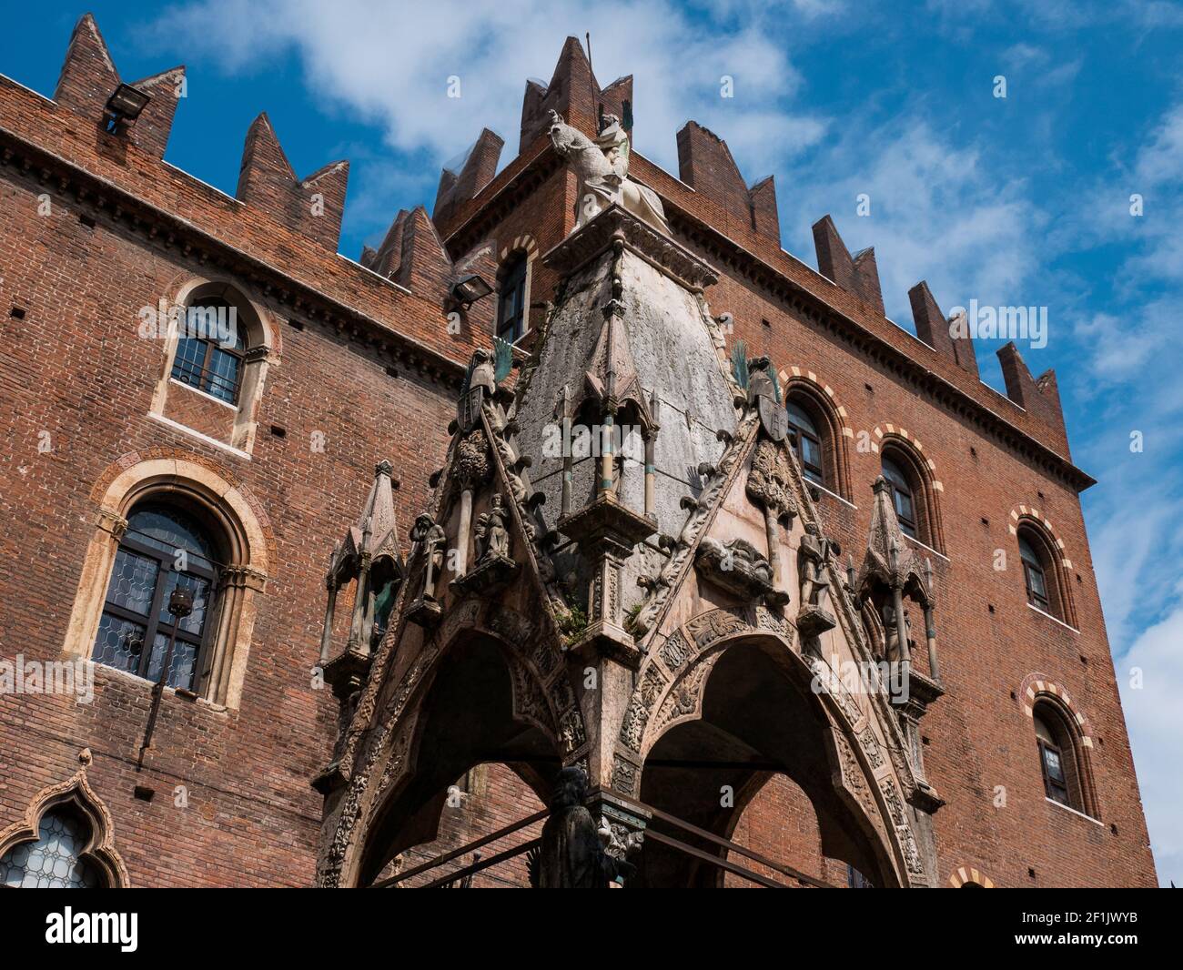 Vista sulla chiesa di Santa Maria Antica è un romanico chiesa situata nel centro storico di Verona Foto Stock