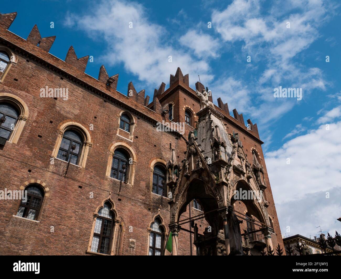 Vista sulla chiesa di Santa Maria Antica è un romanico chiesa situata nel centro storico di Verona Foto Stock