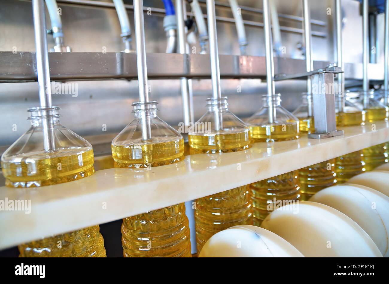 Olio di girasole. Linea di produzione e riempimento di olio raffinato da semi di girasole. Trasportatore industriale dell'industria alimentare Foto Stock