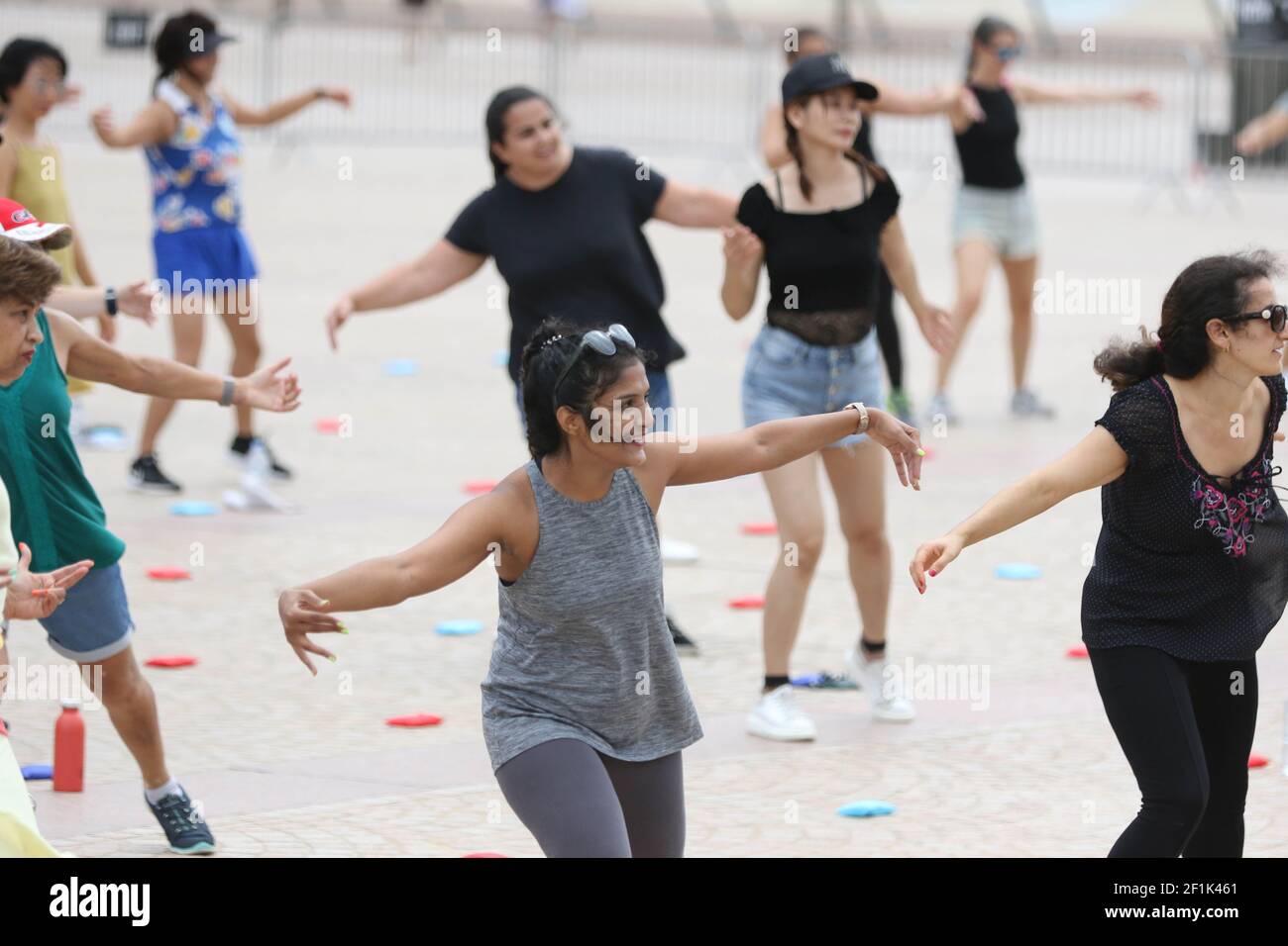 Sydney, Australia. 9 marzo 2021. Il martedì pomeriggio alle 15:30 sulla Sydney Opera House Forecourt i Sidney Sydneysiders ballano all'aperto al primo ogni Body Dance Now, lezione di danza all'aperto gratuita. Every Body Dance Now è una serie gratuita resa possibile da un'iniziativa del governo del NSW, Culture Up Late, per aumentare l'accesso all'offerta culturale di Sydney in città. Le lezioni saranno presentate il martedì pomeriggio e la sera di marzo. Accogliendo i partecipanti di tutti i livelli, età e abilità, l'esperienza gratuita è un modo divertente e inclusivo per tutti di uscire dalla macinatura quotidiana e di entrare nel mondo Foto Stock