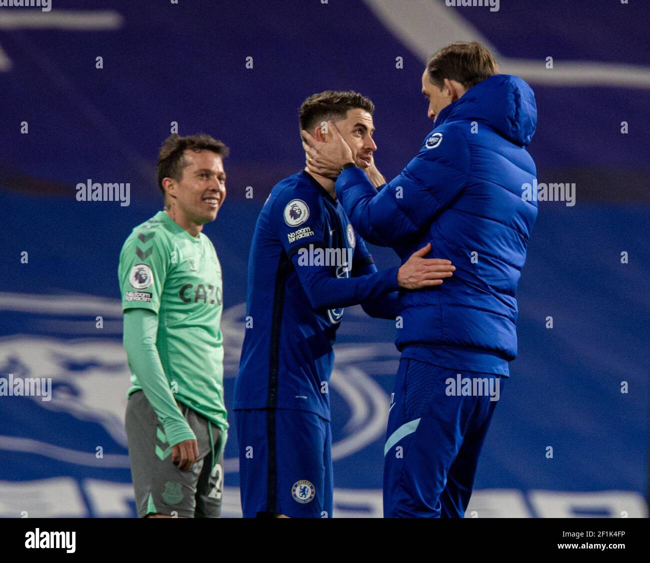 210309) -- LONDRA, 9 marzo 2021 (Xinhua) -- il manager di Chelsea Thomas  Tuchel (R) festeggia con il marcatore Jorginho dopo la partita della  Premier League tra Chelsea ed Everton a Stamford