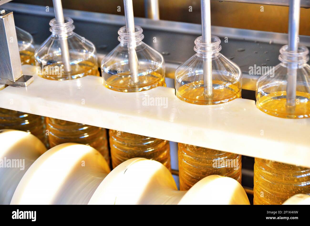 Olio di girasole. Linea di produzione e riempimento di olio raffinato da semi di girasole. Trasportatore industriale dell'industria alimentare Foto Stock