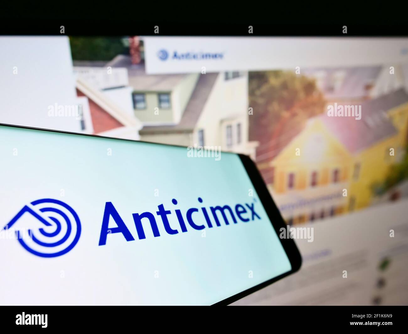 Smartphone con logo aziendale della società svedese Anticimex AB sullo schermo davanti al sito Web. Mettere a fuoco il centro del display del telefono. Foto Stock