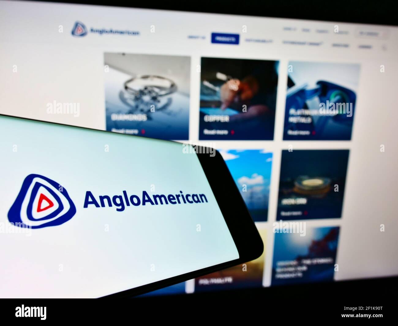 Smartphone con logo della società globale di metalli e mineraria Anglo American plc sullo schermo davanti alla pagina web. Mettere a fuoco il centro-destra del display del telefono. Foto Stock