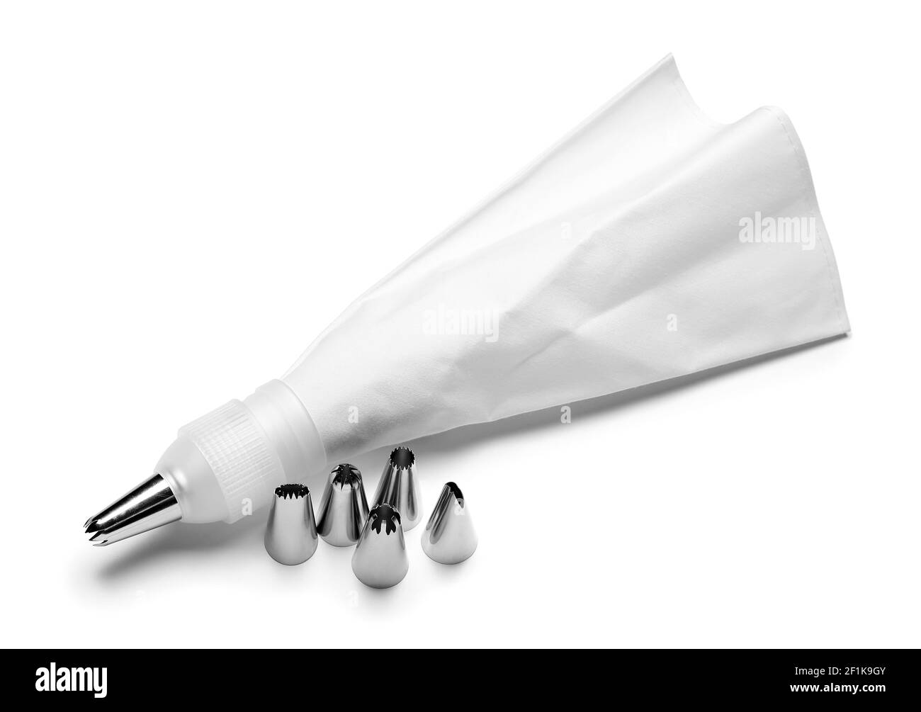 Sacchetto di pasta sfoglia e punte diverse su sfondo bianco Foto Stock