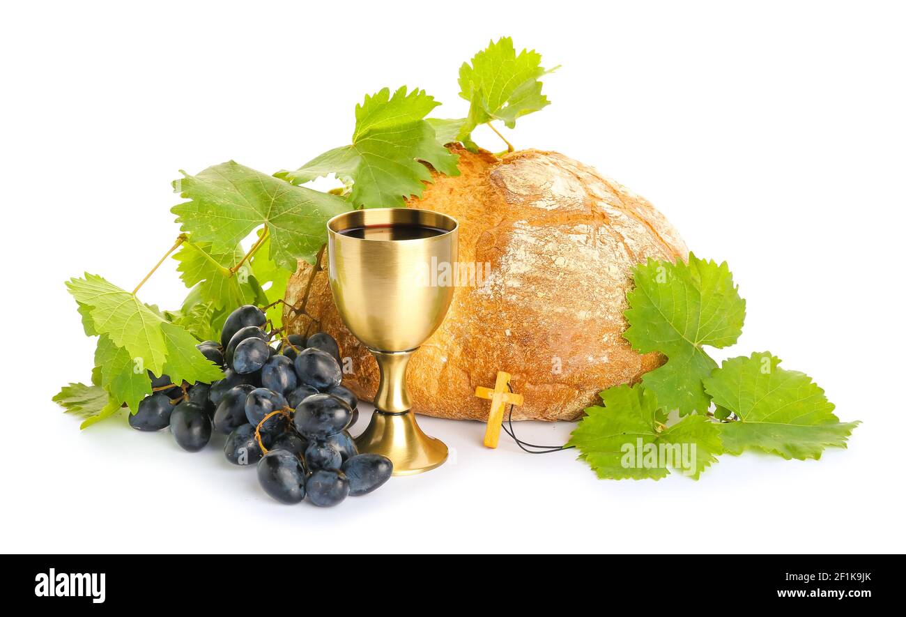 Calice di vino, croce e pane su sfondo bianco Foto Stock