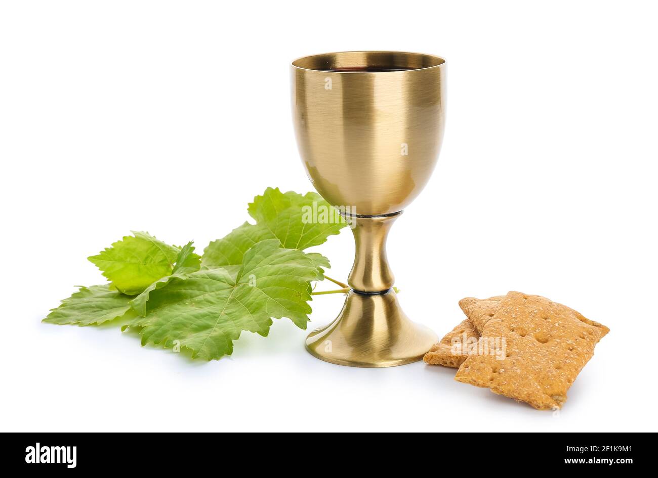 Calice di vino e pane su sfondo bianco Foto Stock