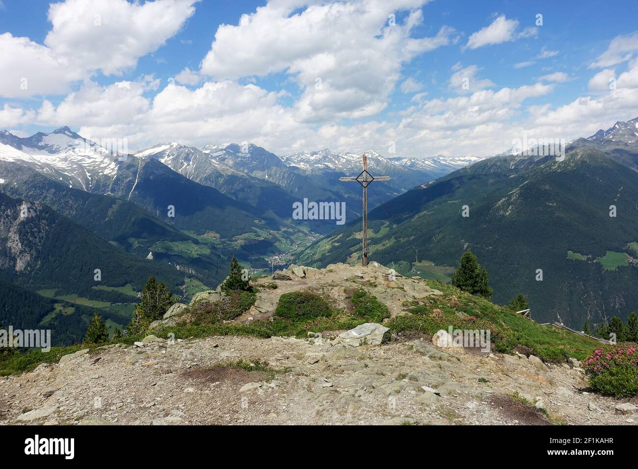 Splendida vista sul Tauferer Ahrntal, tratto dalla cima Kleiner Nock, Alto Adige Foto Stock