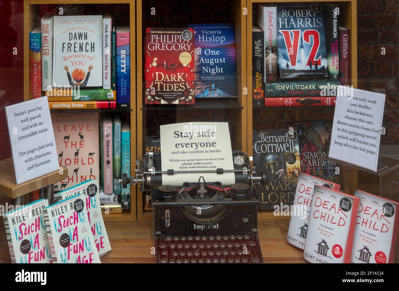 Vetrina di libri con Stay Safe Everyone message, Waterstones, Bury St Edmunds, Suffolk, Inghilterra, REGNO UNITO Foto Stock