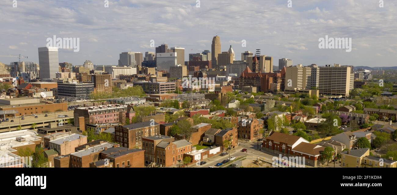 Bella giornata di sole sopra il centro urbano del centro di Cincinnati Ohio Foto Stock