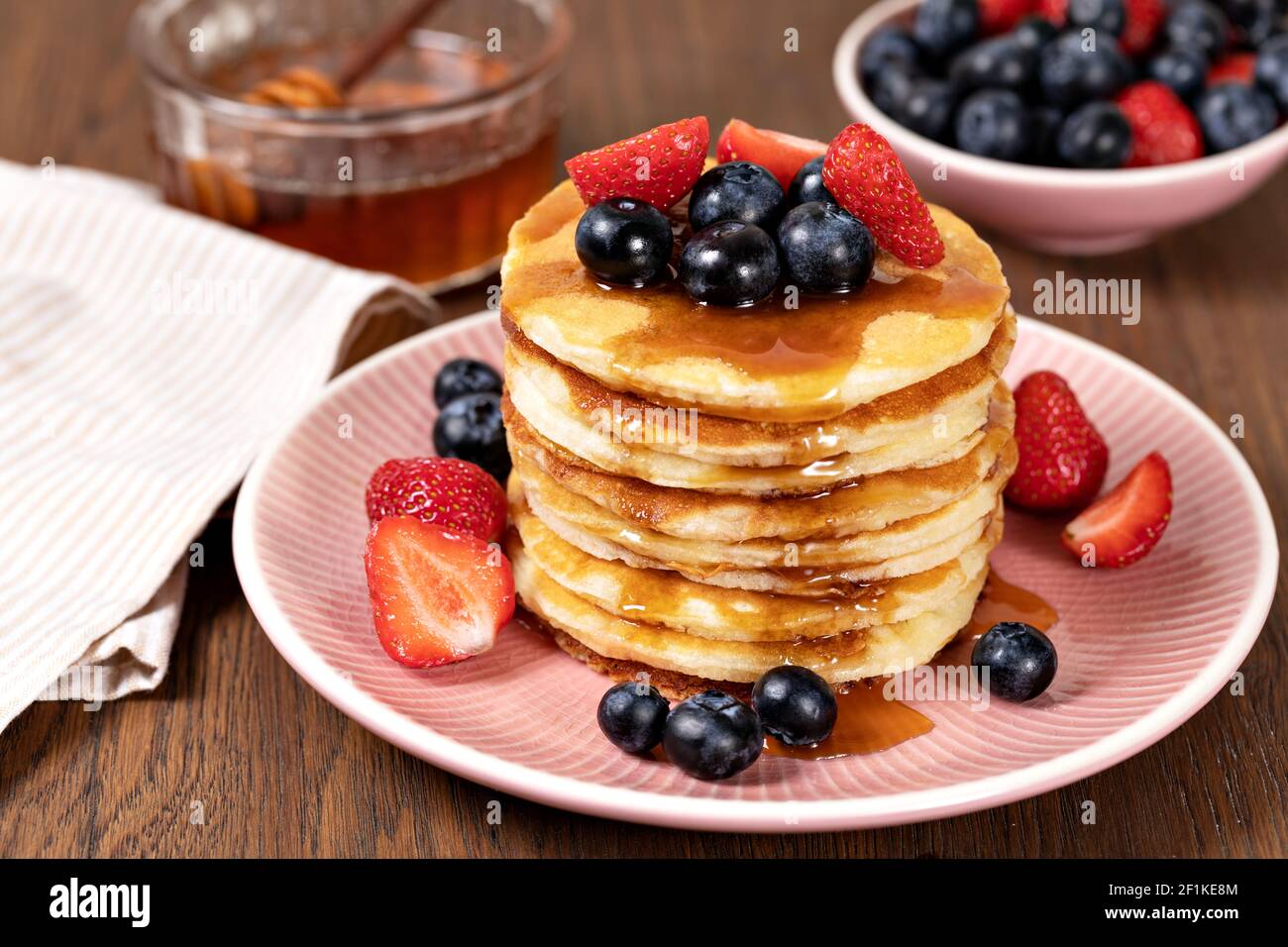 Pancake con frutti di bosco freschi Foto Stock