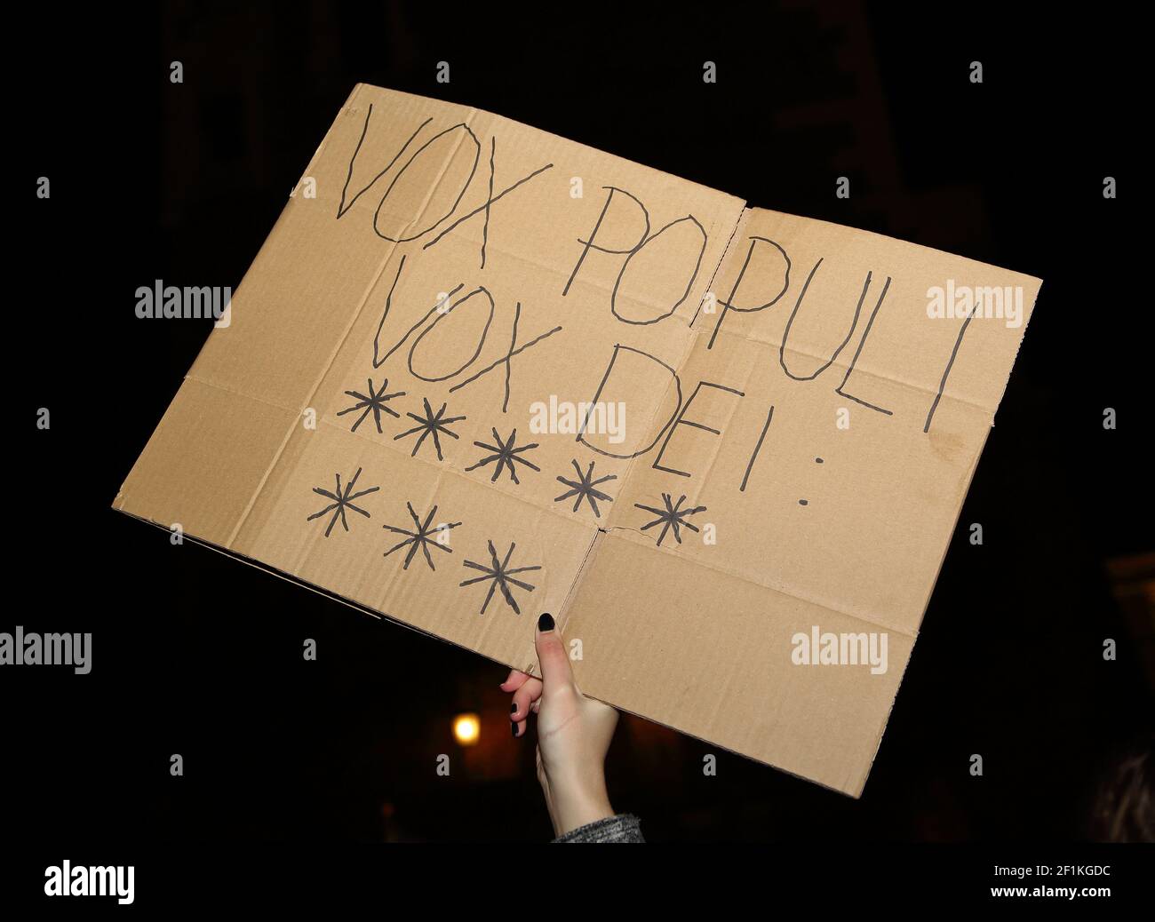 Banner con testo VOX POPULI VOX DEI e 8 stelle che simboleggiano l'opinione negativa su diritto e partito di giustizia, sostiene protestando donna Foto Stock