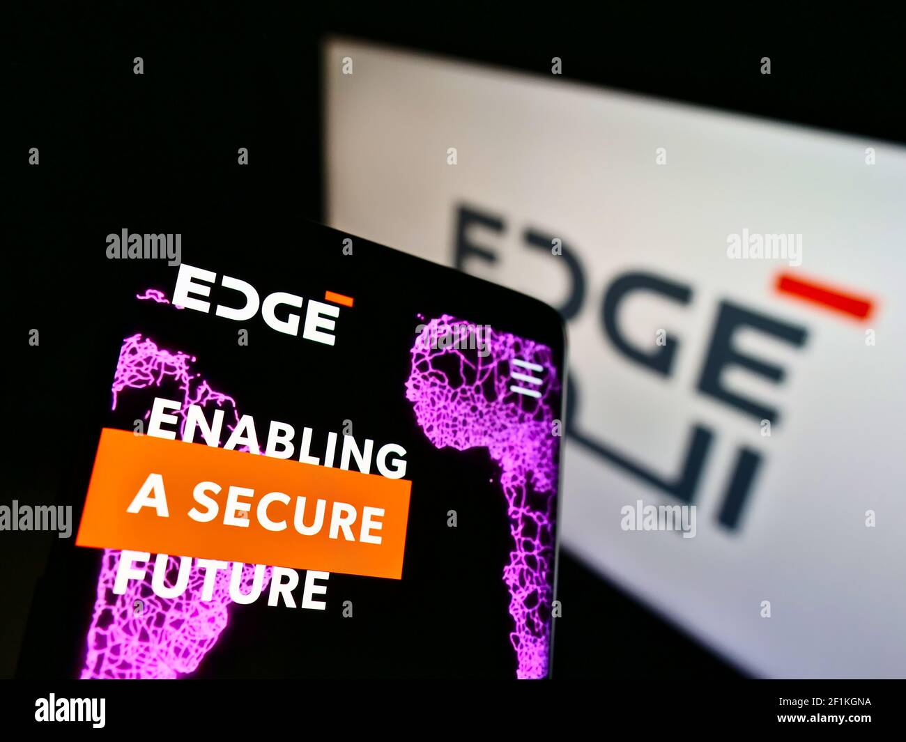 Smartphone con il sito Web aziendale di EDGE Group PJSC della società di difesa degli Emirati Arabi Uniti sullo schermo davanti al logo. Mettere a fuoco in alto a sinistra del display del telefono. Foto Stock