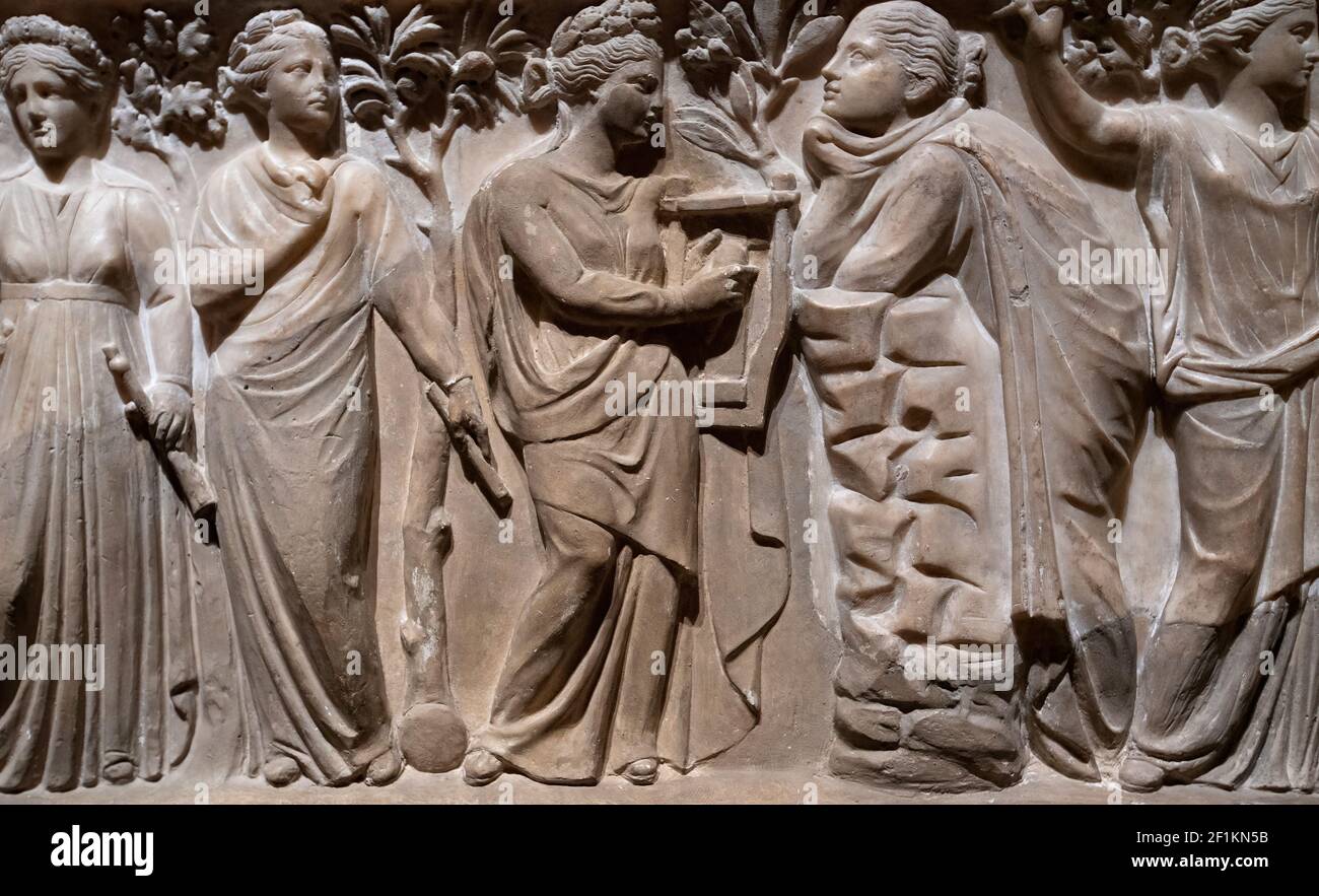 Bassorilievo, statua e dettagli scultorei in pietra. Foto di alta qualità Foto Stock