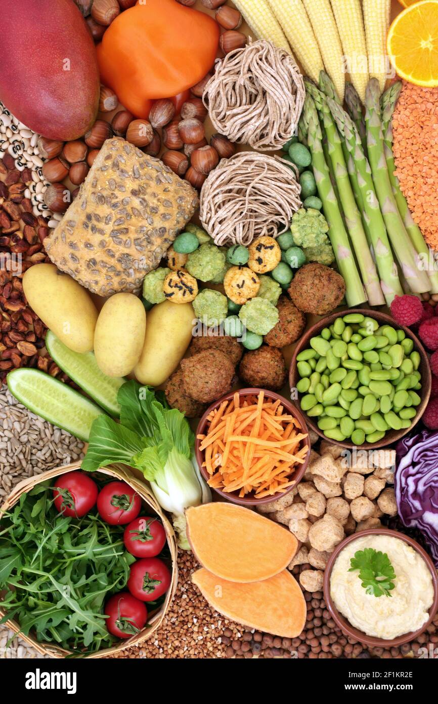 Immunosticismo alimentare sano per una dieta vegana con verdure, legumi, prodotti di tofu, grani, noci, tagliatelle e spuntini. Foto Stock