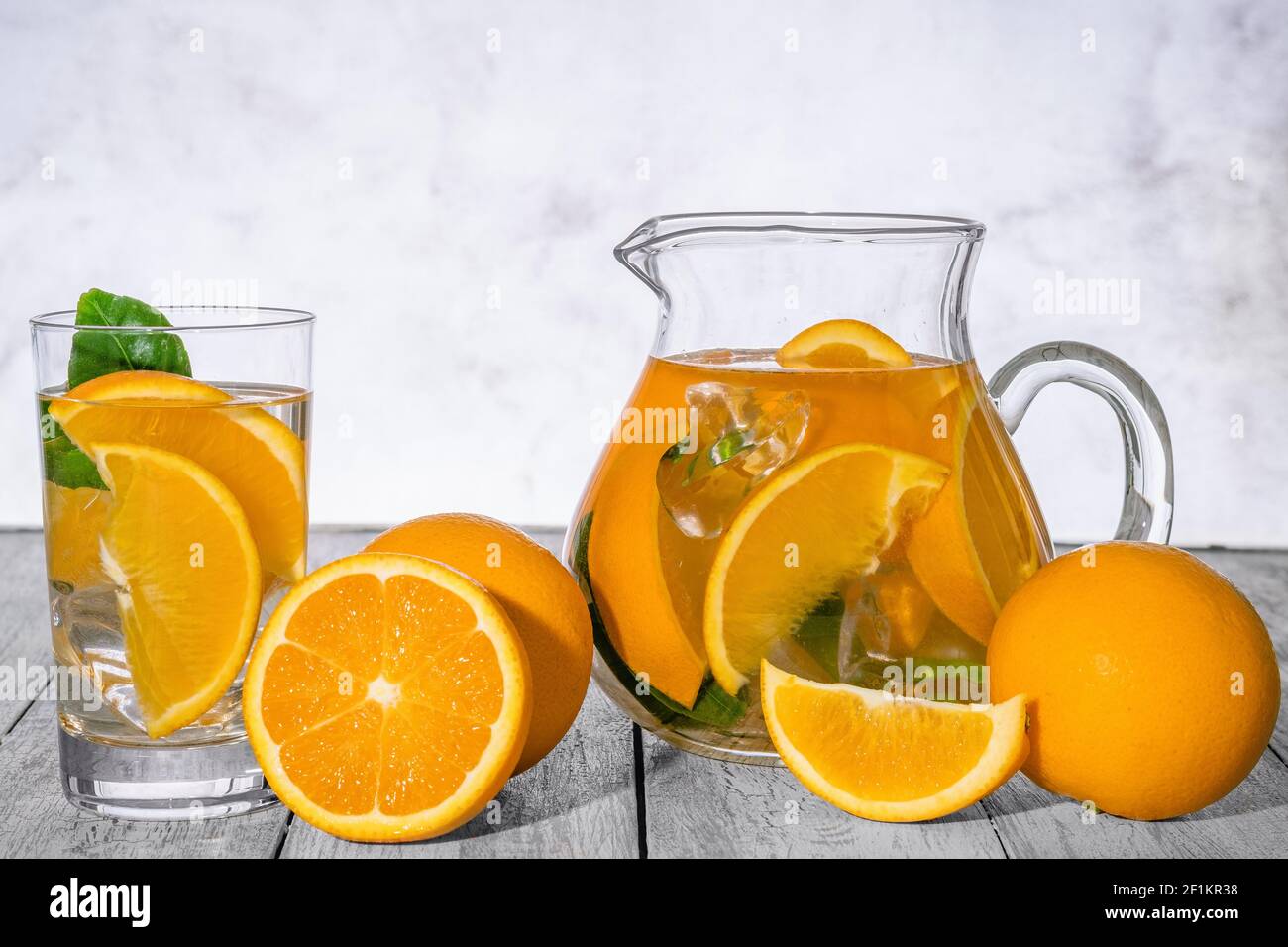 Sano detox arancio con arancio fresco e calce, in vetro. Foto Stock