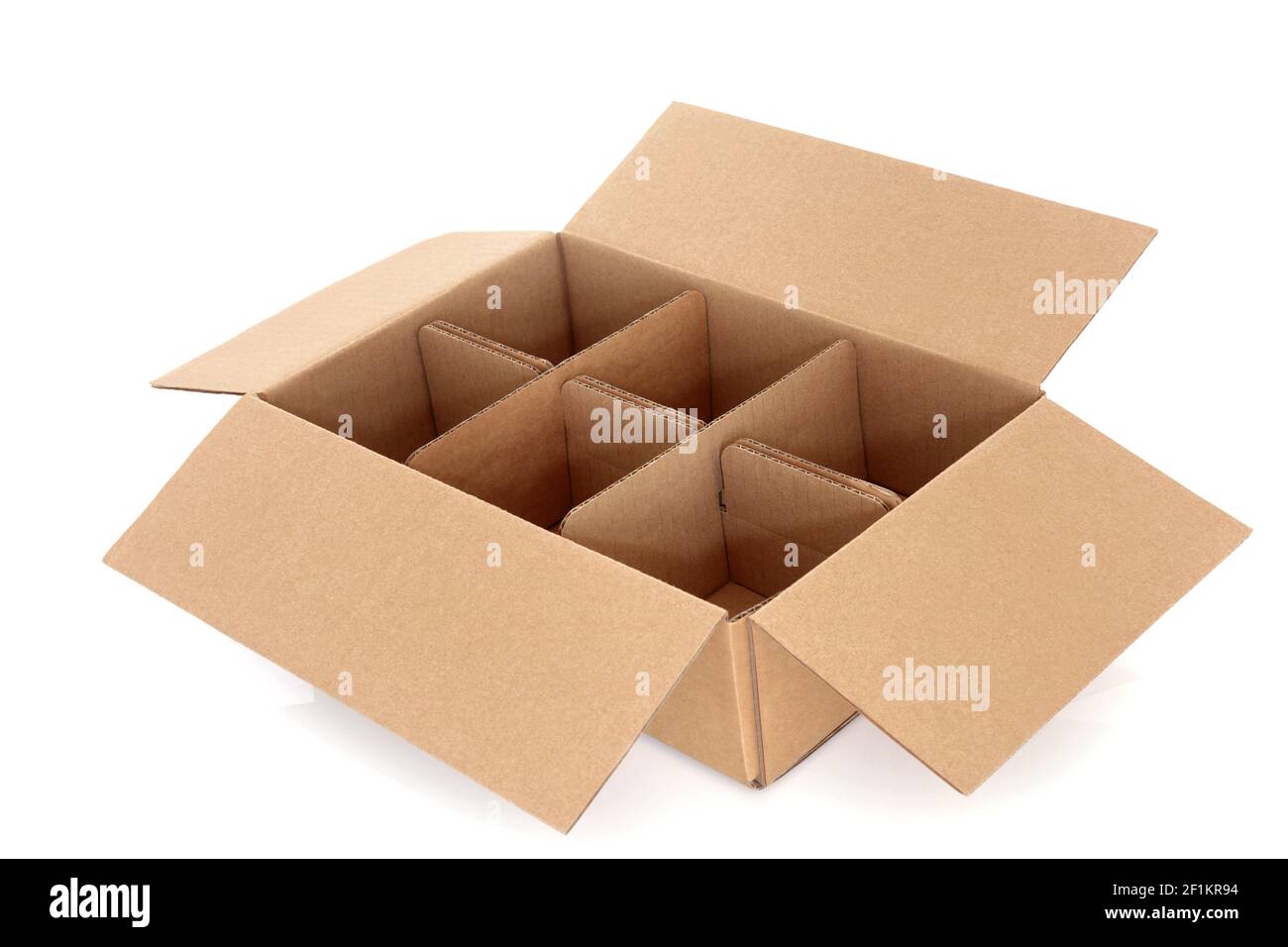 Scatola di cartone con sei scomparti per l'imballaggio per la consegna su  fondo bianco Foto stock - Alamy