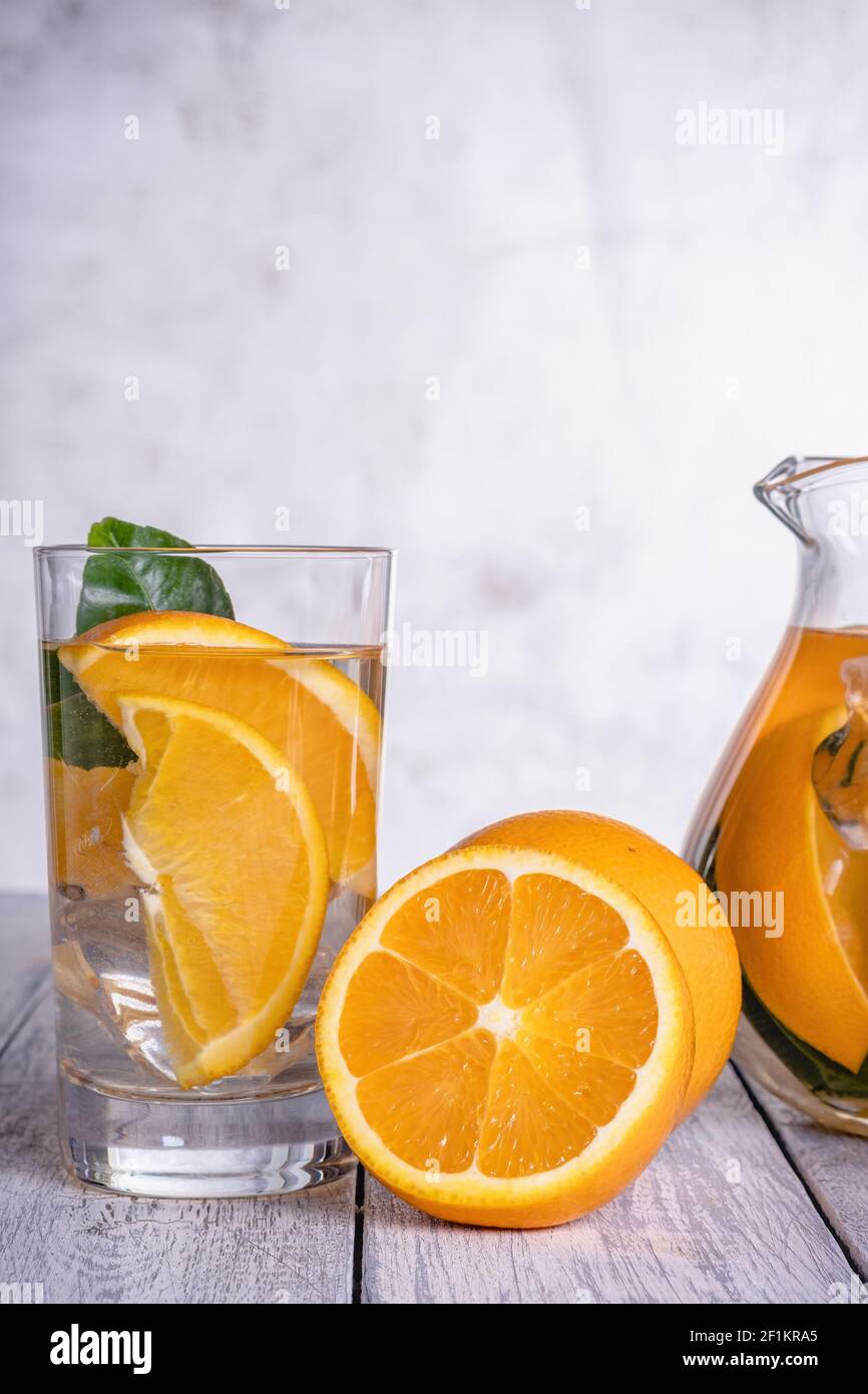 Sano detox arancio con arancio fresco e calce, in vetro. Foto Stock