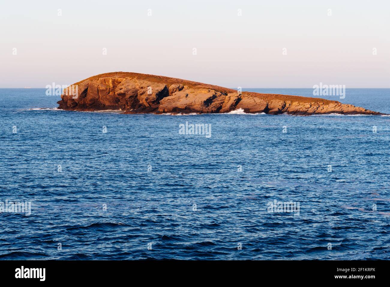Vista panoramica del paesaggio roccioso. La balena di Orinon, Sonabia, Cantabria, Spagna. Spazio per la copia Foto Stock