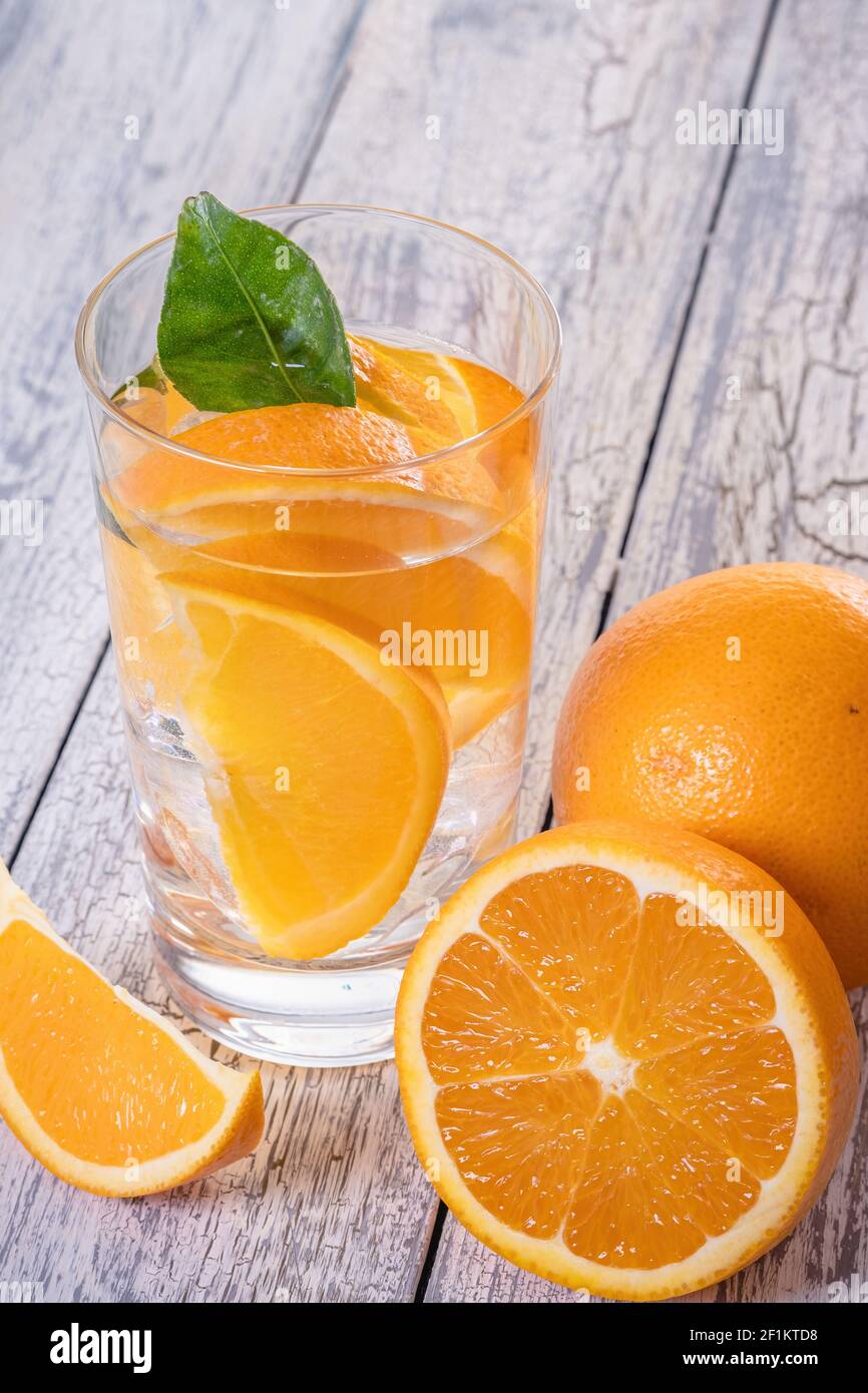 Sano detox arancio con arancio fresco e calce, in vetro. Foto Stock