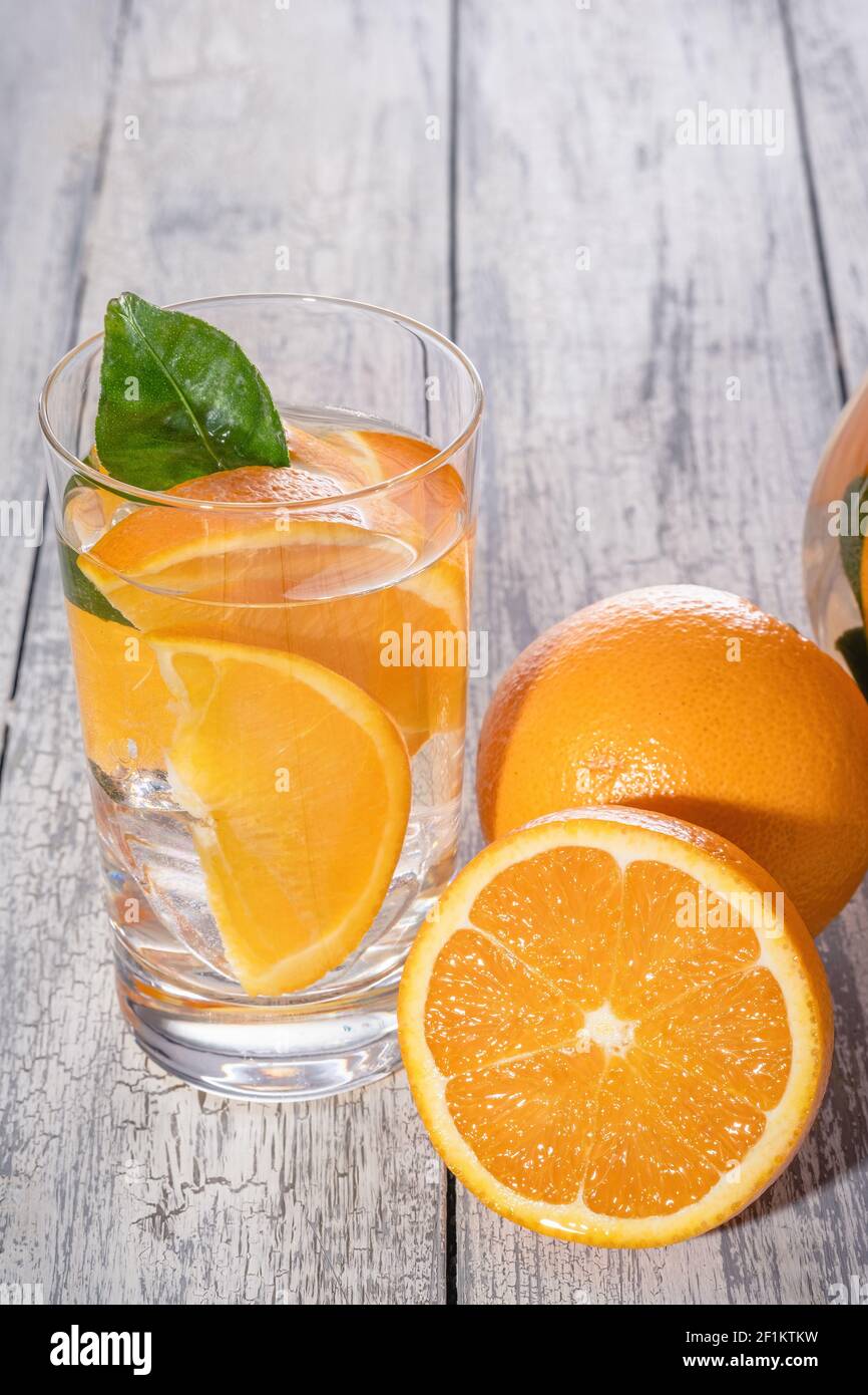 Sano detox arancio con arancio fresco e calce, in vetro. Foto Stock
