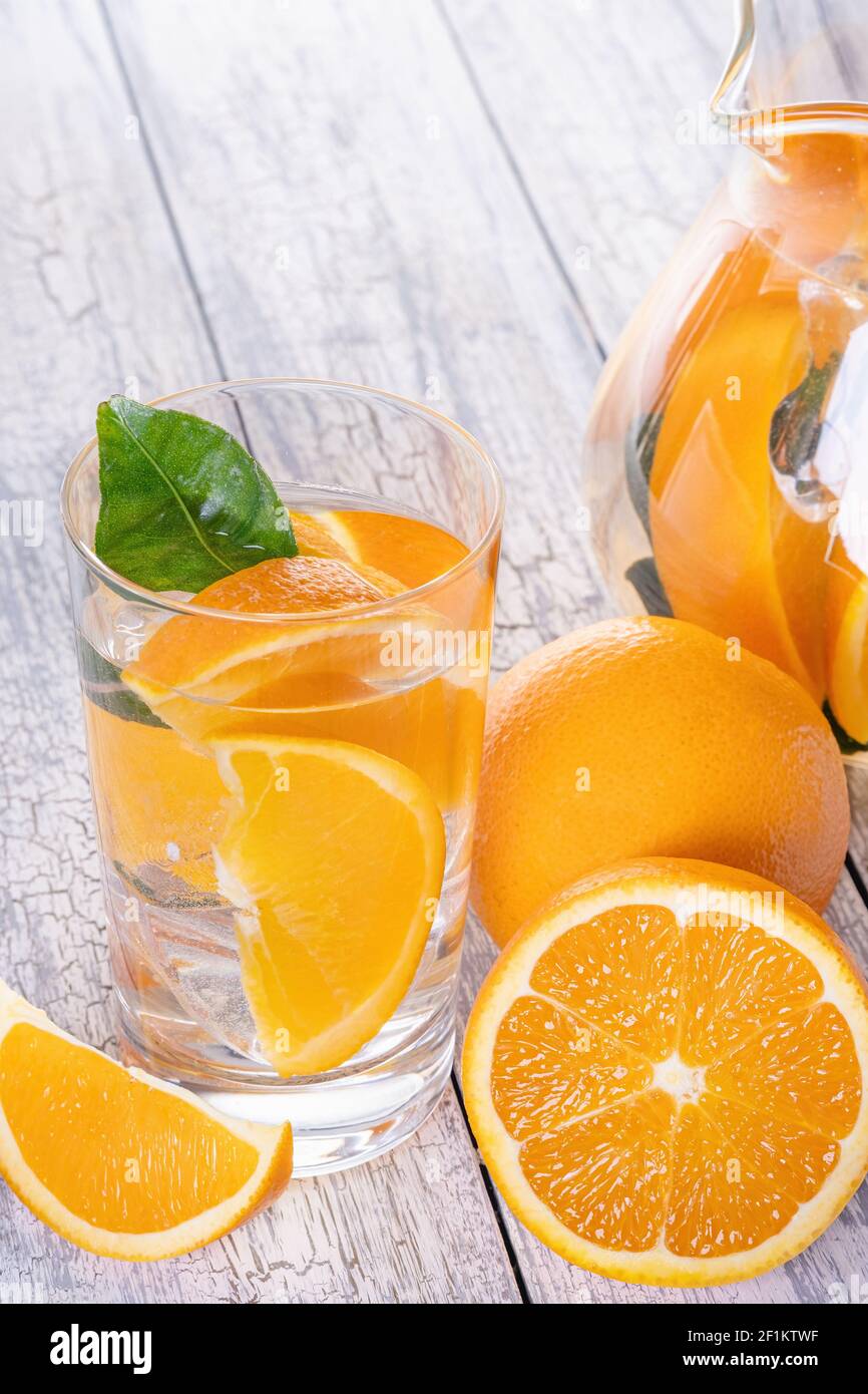 Sano detox arancio con arancio fresco e calce, in vetro. Foto Stock