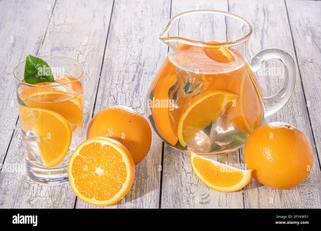 Sano detox arancio con arancio fresco e calce, in vetro. Foto Stock