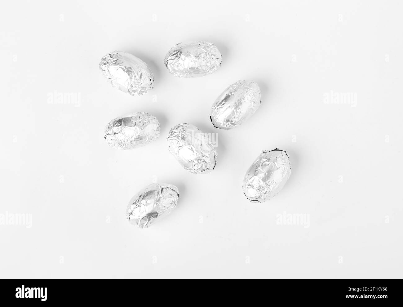 Uova di cioccolato dolci su sfondo bianco Foto Stock