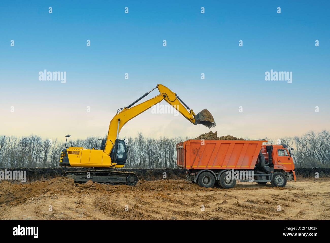 Un grande escavatore da costruzione di colore giallo sul cantiere in cava per l'estrazione. Immagine industriale Foto Stock