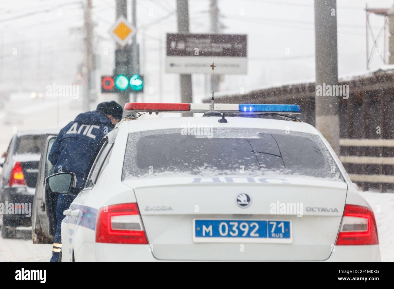 Tula, Russia - 13 febbraio 2020: Macchina della polizia russa alla nevicata invernale in primo piano, l'abbreviazione DPS significa Servizio di Pattuglia stradale Foto Stock