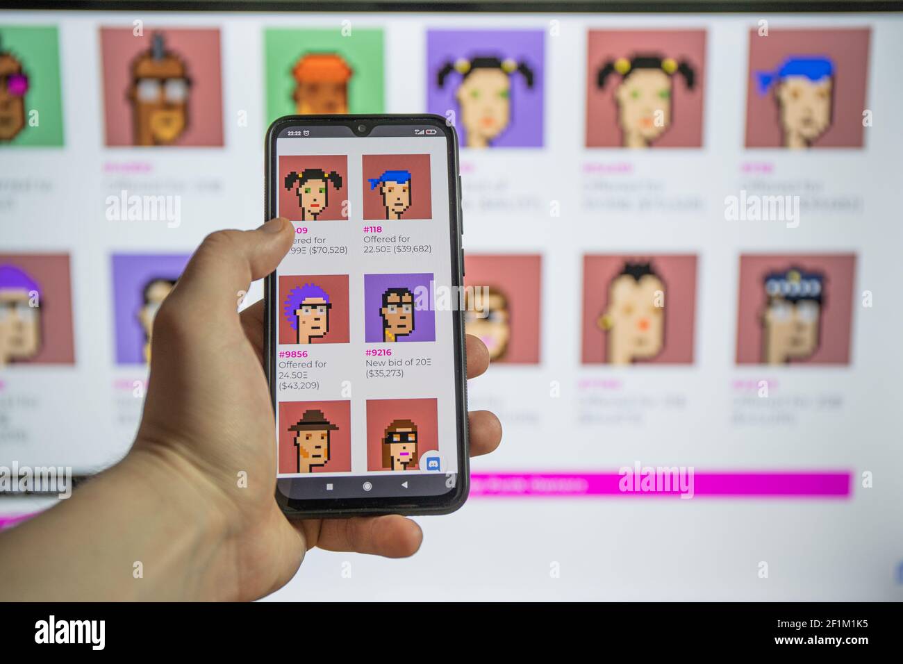 Un token non fungibile (NFT) è un tipo speciale di token crittografico che rappresenta qualcosa di unico. Mercato NFT blockchain Foto Stock