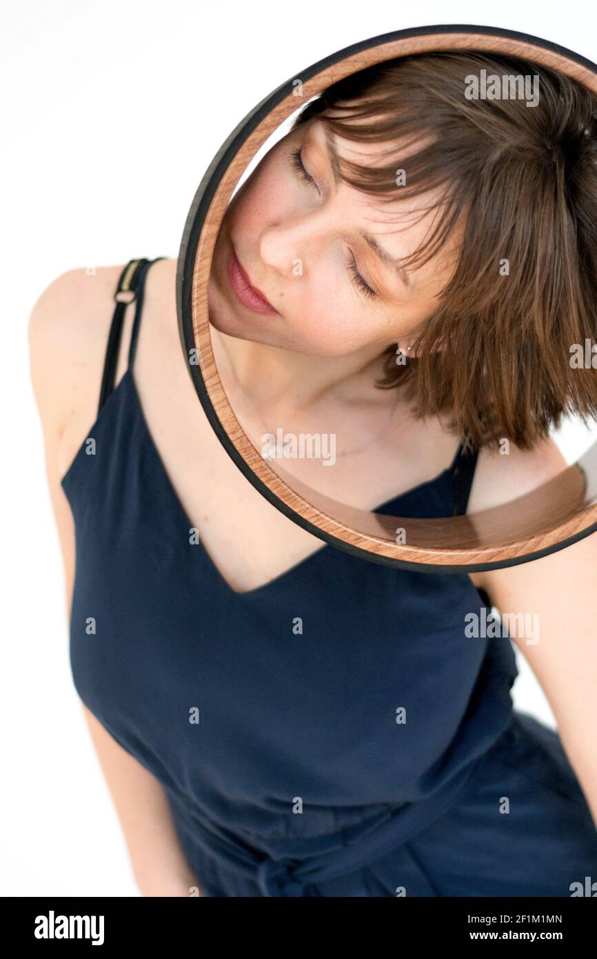 Donna è impegnata con un anello di yogi sulla sua testa Foto Stock