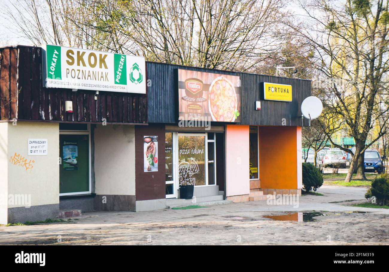 POZNAN, POLONIA - 27 ottobre 2016: Piccola pizzeria in una giornata piovosa in via Zamenhofa Foto Stock