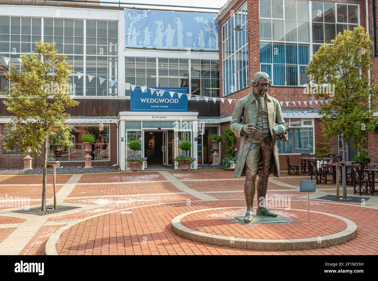 Wedgewood Visitor Center a Stoke on Trent, Staffordshire, Inghilterra, Regno Unito, con una scultura di Josiah Wedgwood di fronte. Foto Stock