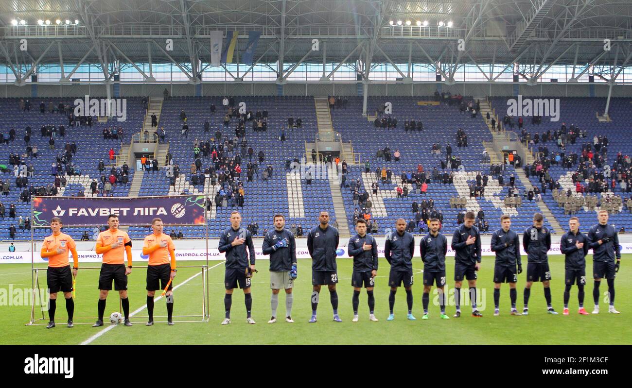 DNIPRO, UCRAINA - 8 MARZO 2021 - i Referenti e i giocatori di SC Dnipro-1 si allineano prima della partita Ucraina Premier League Matchday 17 contro il FC Oleksandriia alla Dnipro Arena, Dnipro, Ucraina centrale. Credit: Ukrinform/Alamy Live News Foto Stock