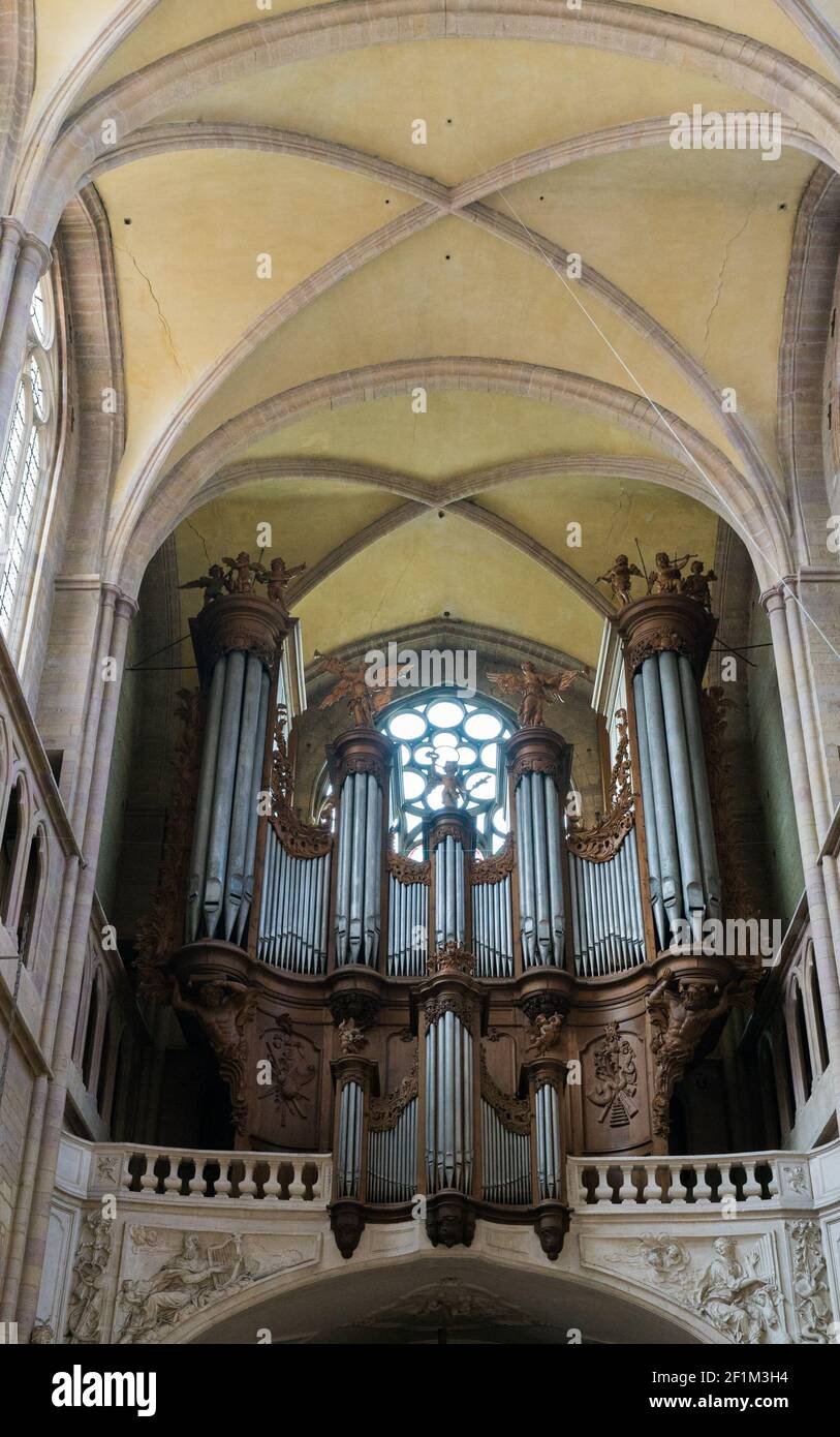 Vista interna della cattedrale di Digione con l'organo Foto Stock