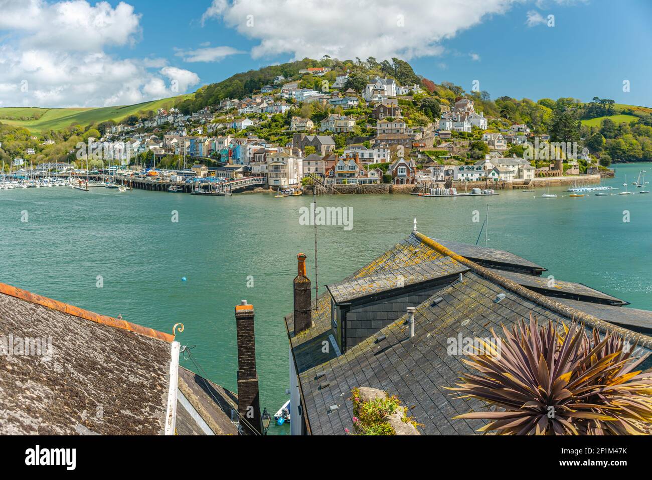 Vista da Dartmouth sul fiume Dart a Kingswear, Devon, Inghilterra, Regno Unito Foto Stock