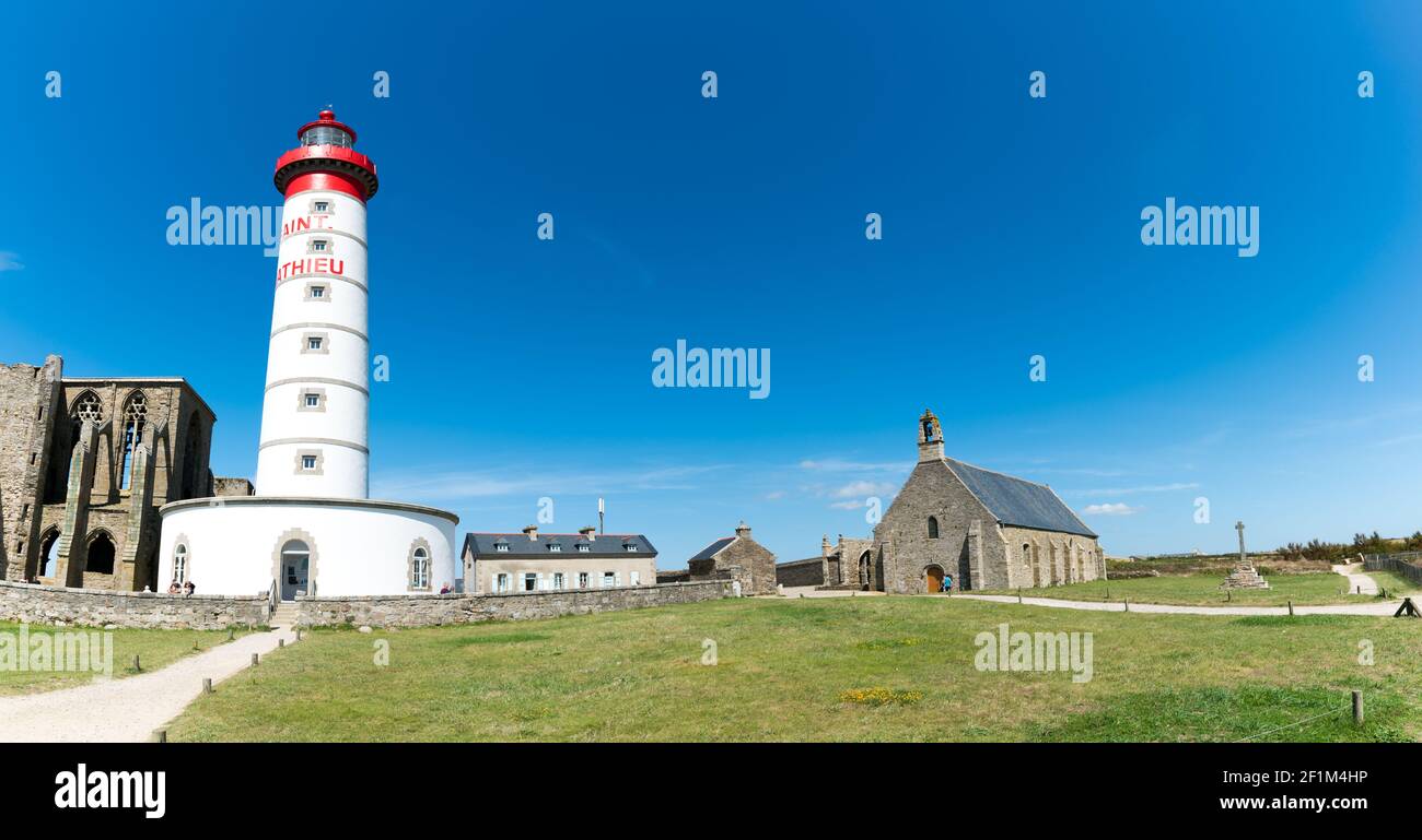 Vista panoramica del faro e dell'abbazia di Point Saint Mathieu E cappella sulla costa della Bretagna i. Foto Stock