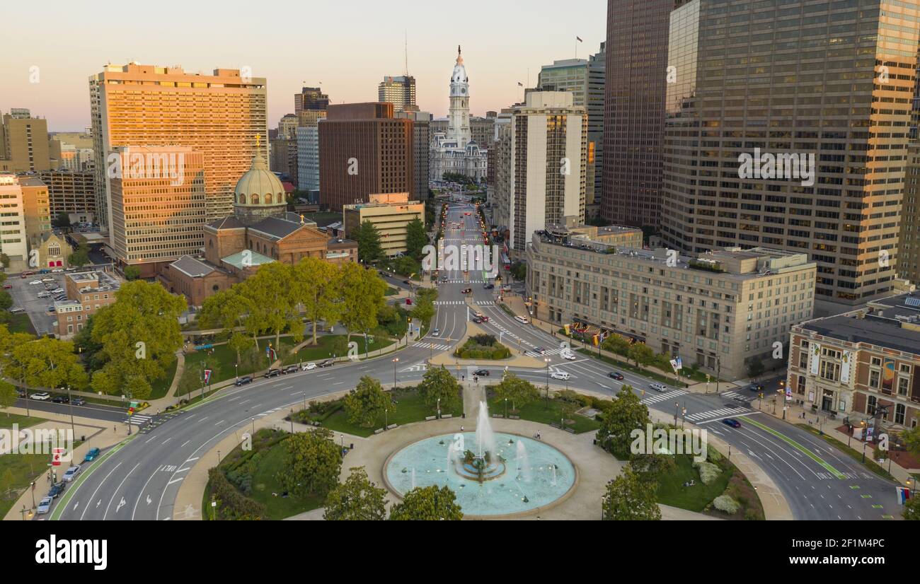 Su Logan Square a Philadelphia guardando City Hall Downtown Foto Stock