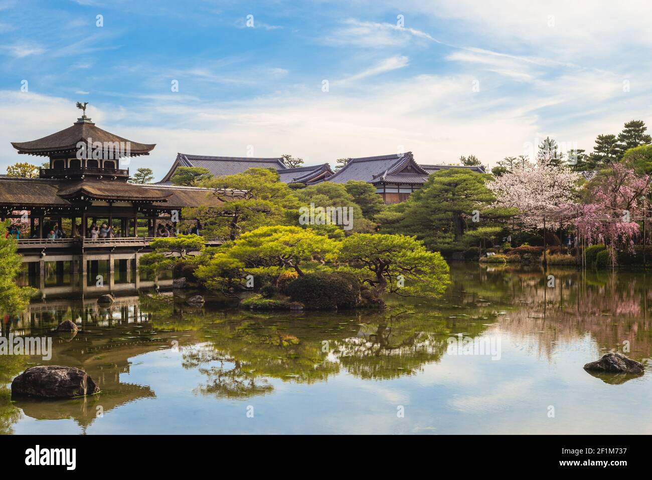 Giardino giapponese nel Santuario Heian, Kyoto, Giappone con fiore di ciliegio Foto Stock